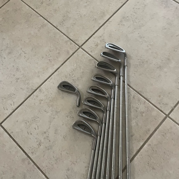 Ping EYE golf clubs in right handed 
8 complete irons plus 1 head only - Picture 3 of 10